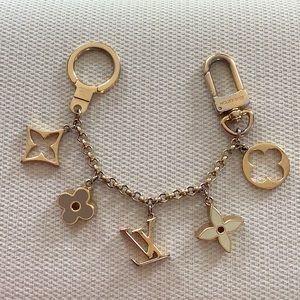 Louis Vuitton chain key ring bag charm. Gold tone M6511. Very well used.